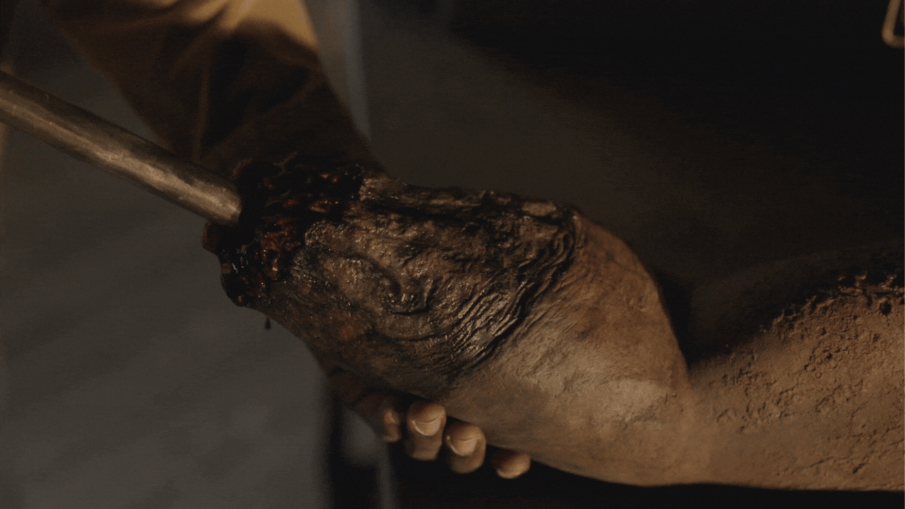 Gif of the VFX and makeup progression of the Candyman arm